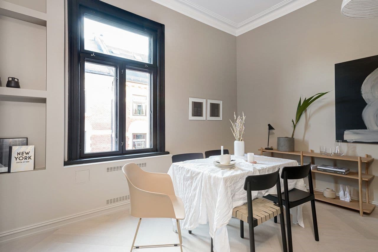 Spisestue med papirlykt-lampe og kunst, Framnesveien 12