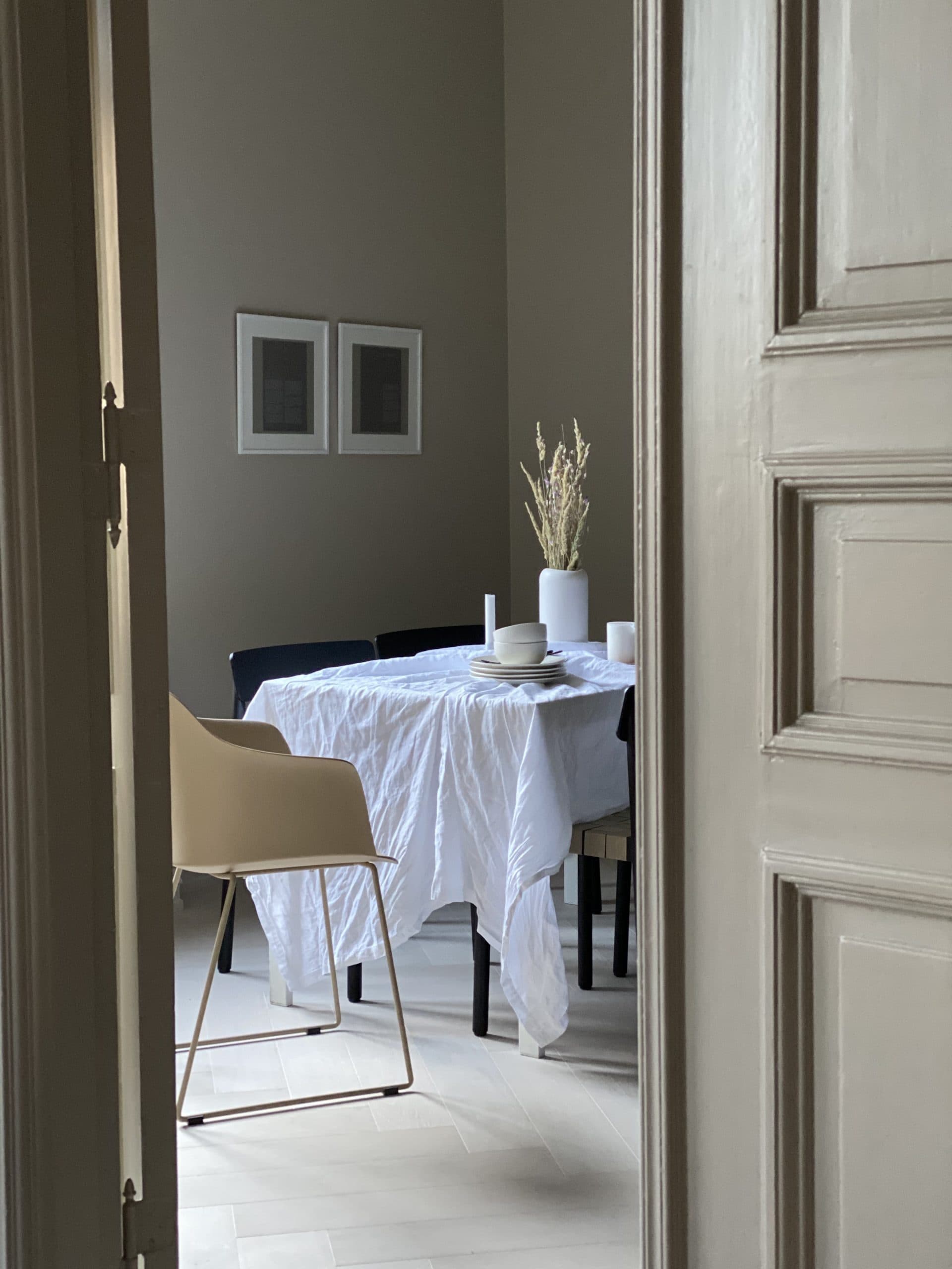 Dekket spisebord med hvit duk, Framnesveien 12